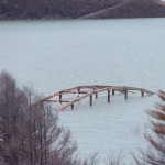 湖面に沈む白金橋